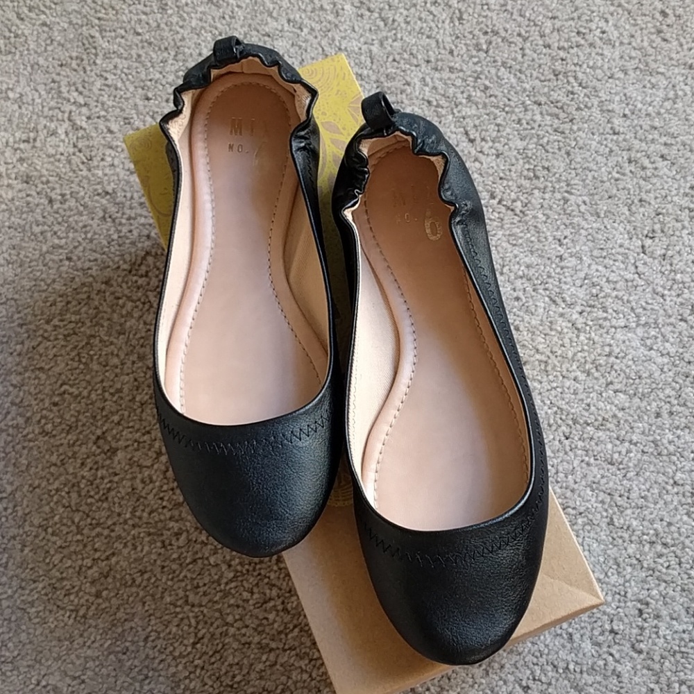 *like new* black ballerina flats